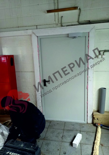 Монтаж двупольных противопожарных дверей на складе компании Комус